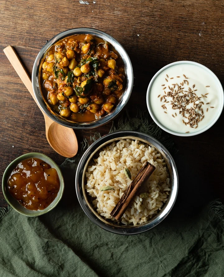 Das Kichererbsen Spinat Curry wird mit Reis serviert.