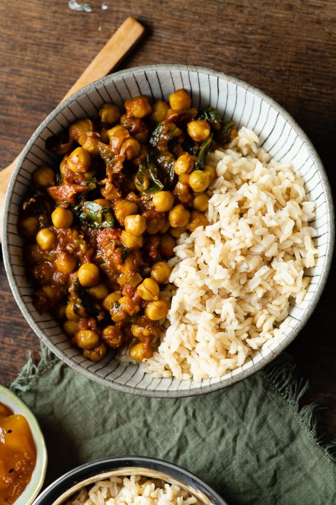 Ein schnelles indisches Kichererbsen Spinat Curry als Abendessen rezept.