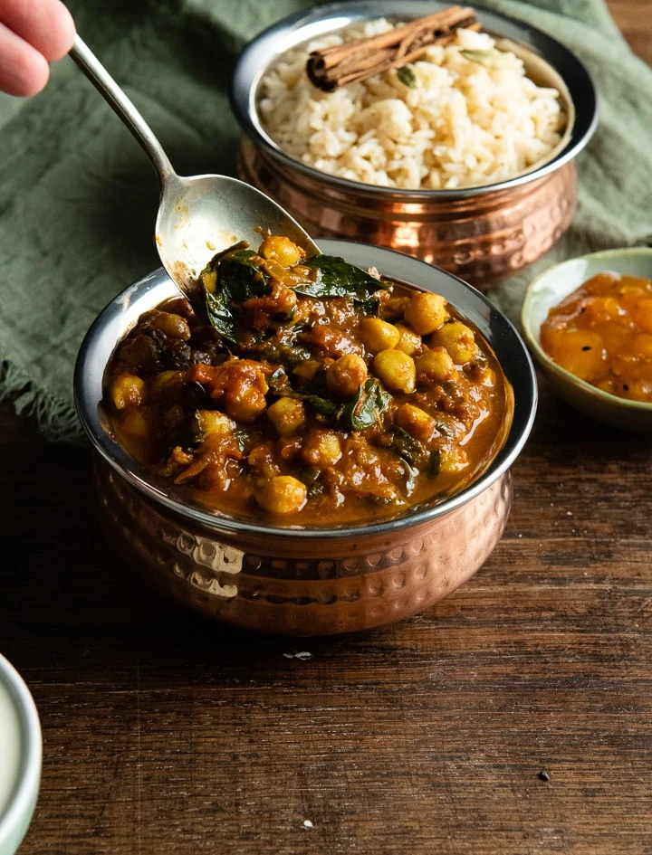 Eine Schale mit indischem Kichererbsen Spinat Curry.
