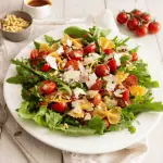 Rucola Salat mit getrockneten Tomaten, Parmesan & Pinienkerne