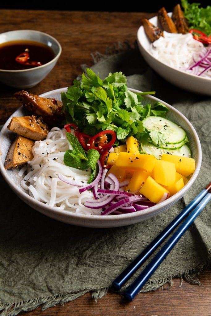 Ein Asiatischer Glasnudelsalat mit Tofu, Mango & Sesam als vegetarisches Rezept.