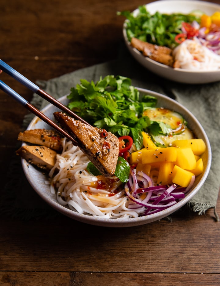 Ein Asiatischer Glasnudelsalat mit Tofu, Mango & Sesam ist ein Essen mit wenig Aufwand für viele Personen.