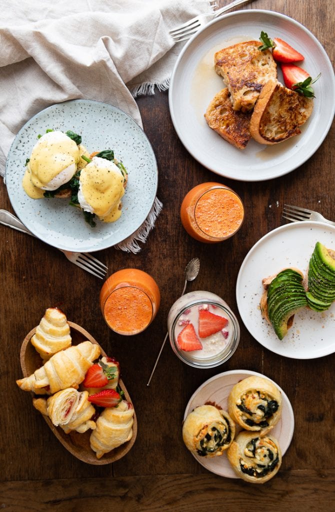 Ein Tisch voller Brunch und Frühstücksideen mit den mini Croissants aus Blätterteig und Erdbeeren in der Mitte.