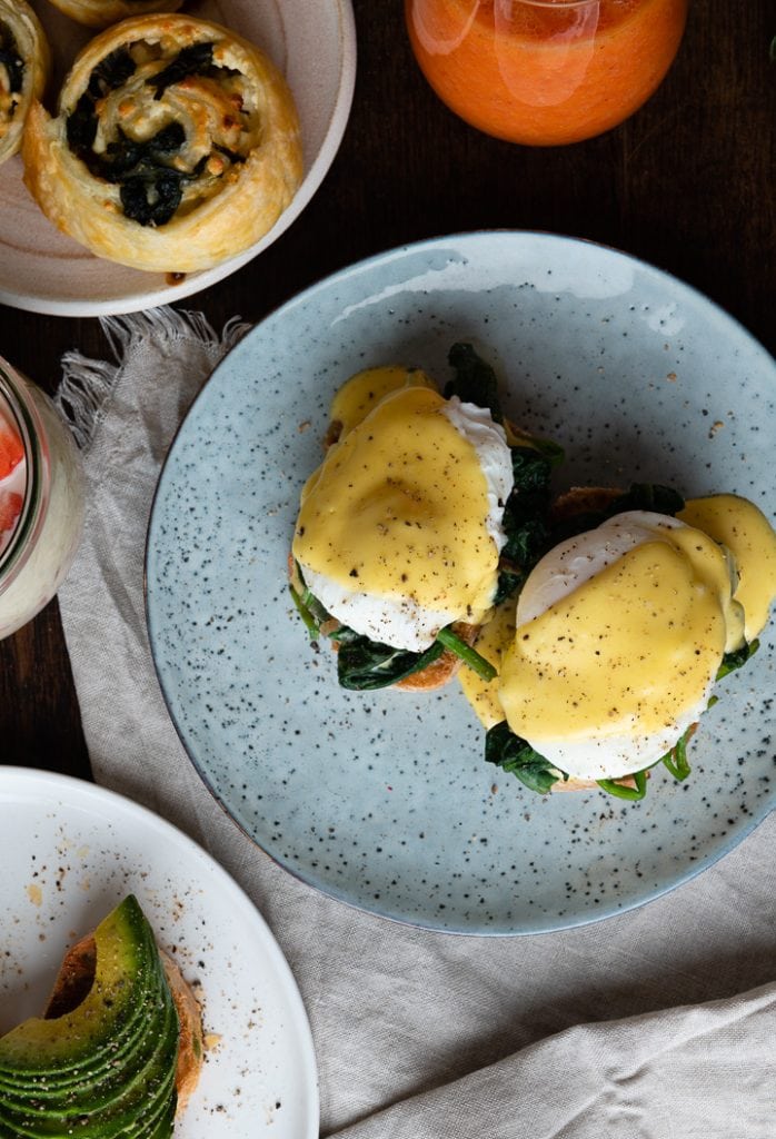 Eggs Florentine liegen neben anderen Frühstücksideen auf einem Tisch.