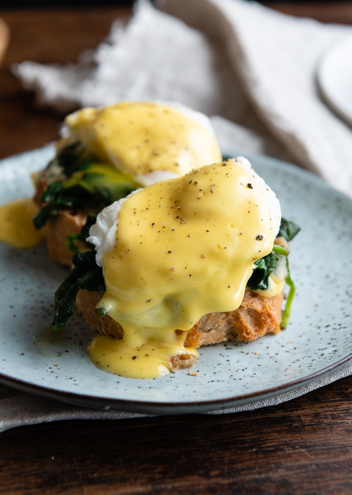 Zwei Eggs Florentine auf einem Teller.
