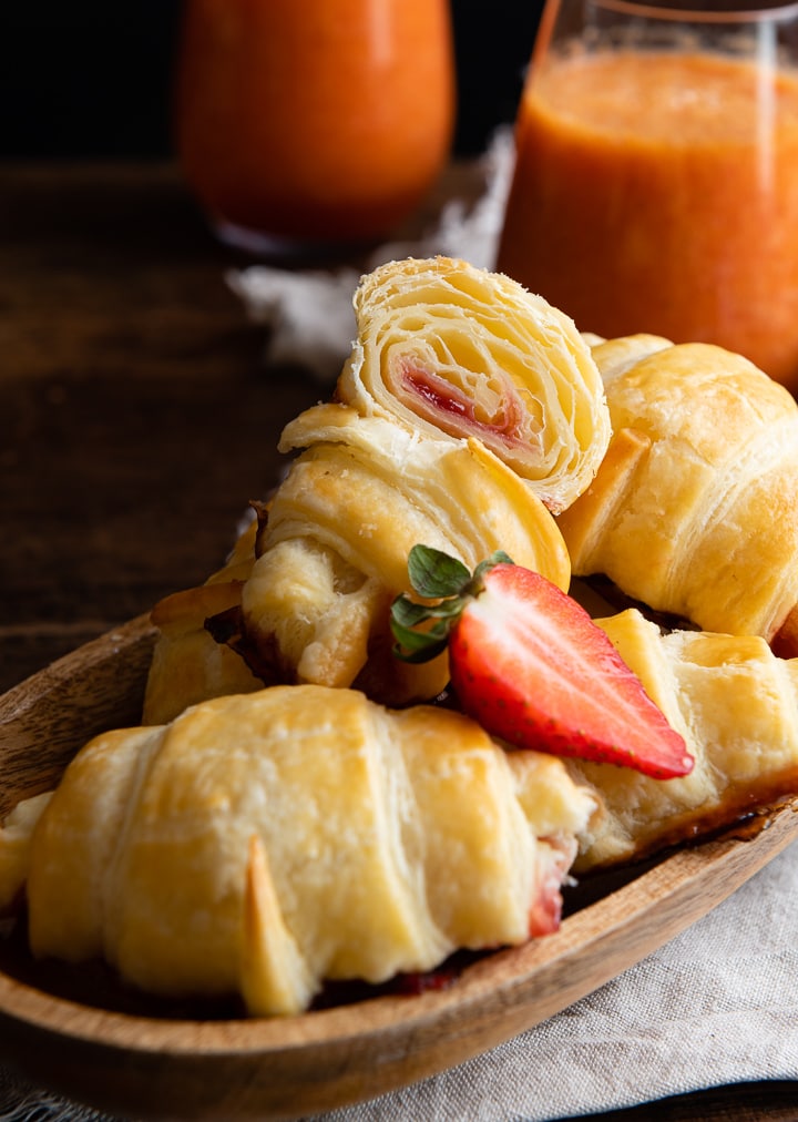 Ein halbes Erdbeer Croissant aus Blätterteig.