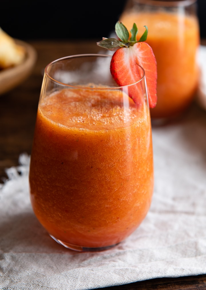 Ein erdbeer orangen smoothie zum brunchen.