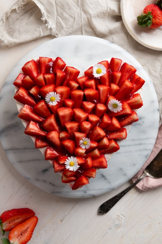 Erdbeer Vanille Kuchen mit quark in Herzform.