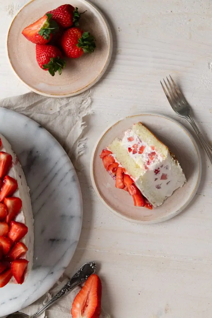 Ein Stück Erdbeer Vanille Herzkuchen auf einem Teller.