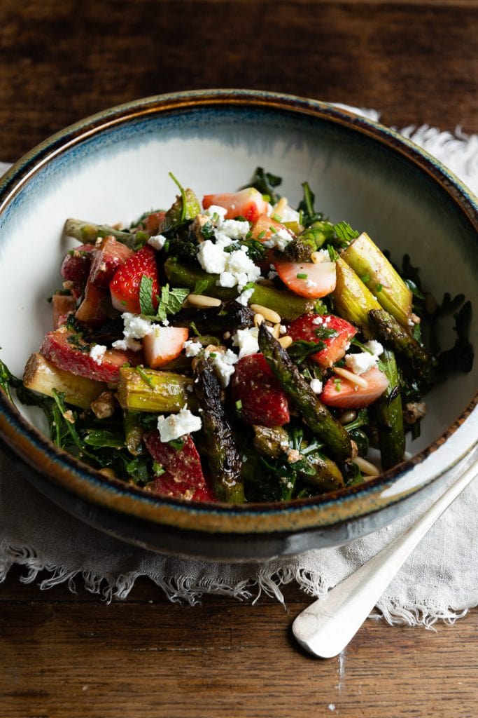 Ein fertiger vegetarischer Spargelsalat.