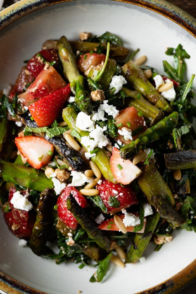 Der fertige Spargelsalat mit Erdbeeren und Schafskäse.
