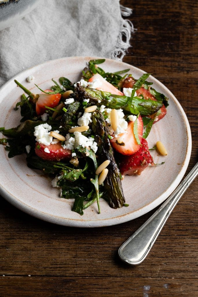 Ein einfacher grüner Spargelsalat mit Erdbeeren & Feta, 10 Minuten Zubereitung.