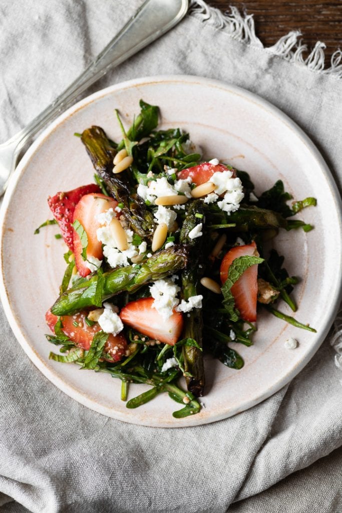 Einfacher grüner Spargelsalat mit Erdbeeren und Feta.