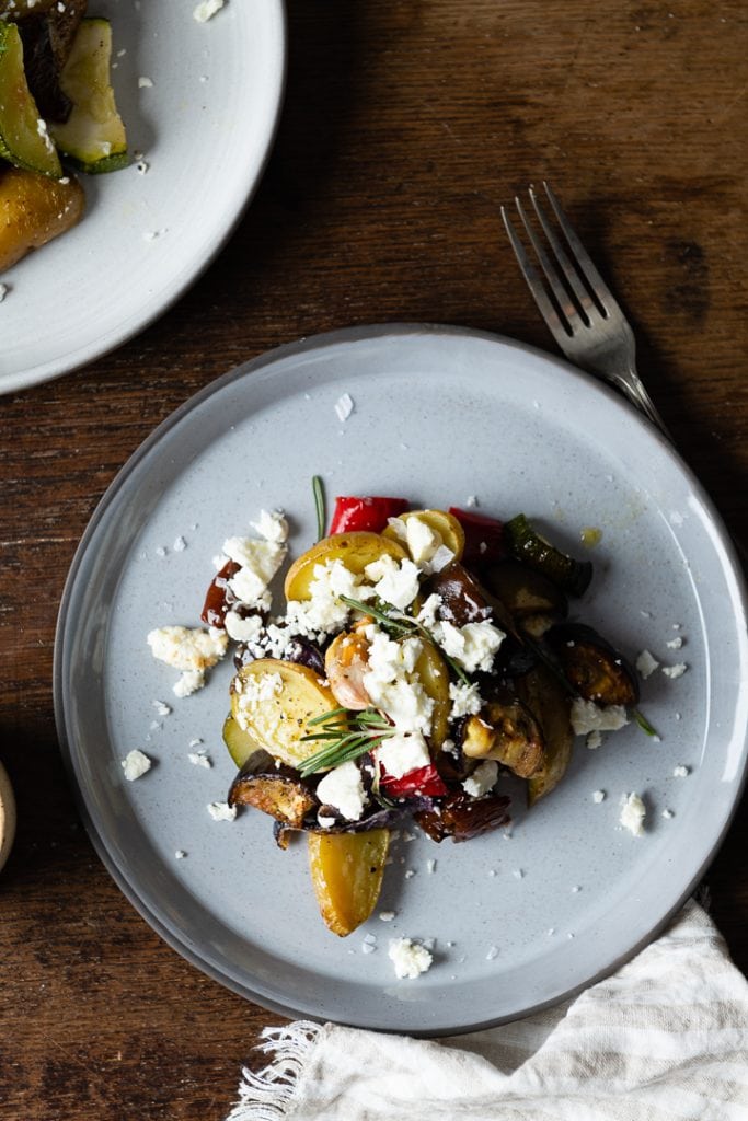 Das vegetarische Ofengemüse mit Kartoffeln & Feta fertig aus dem Ofen.
