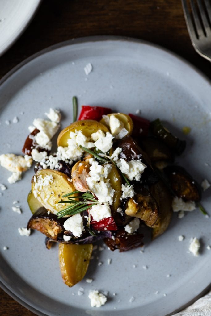 Mediterranes Veggie Ofengemüse mit Kartoffeln & Feta im Teller.