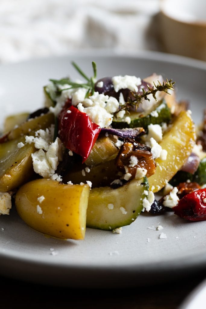 Das Ofengemüse mit Kartoffeln und Feta auf dem Teller.