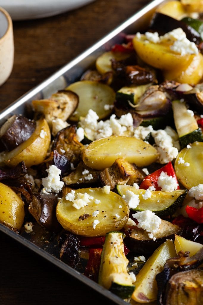 Kartoffeln, Zucchini, Feta und Aubergine auf dem Blech nach dem backen.