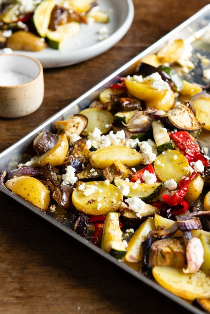 Ofengemüse mit Kartoffeln & Feta als Ideen für schnelles Abendessen.