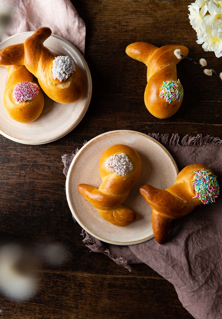 Süße Osterhasen aus Hefeteig selber backen (Oster Rezept)