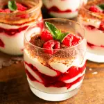 Leckerer Mascarpone Nachtisch im Glas mit gefrorenen Früchten Fruchtiger Mascarpone Nachtisch im Glas