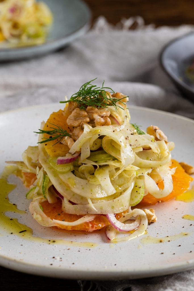 Ein Teller Fenchel Orangen Salat auf dem Tisch.