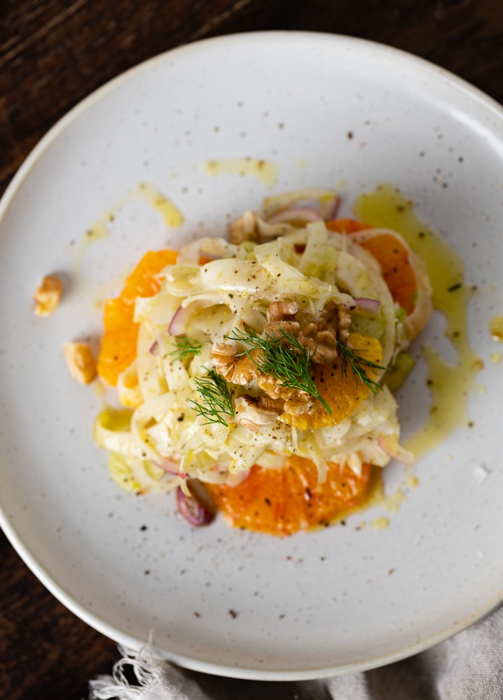 Ein klassischer Fenchelsalat mit Orangen von oben.