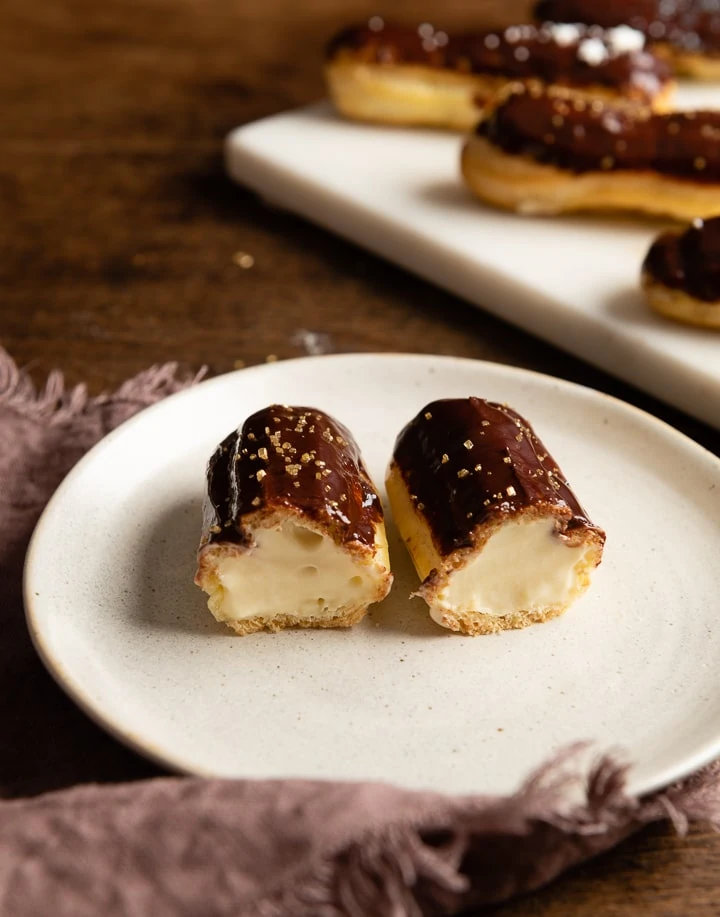 Französische Eclairs mit Vanillecreme Füllung als luxuriöses Fingerfood.