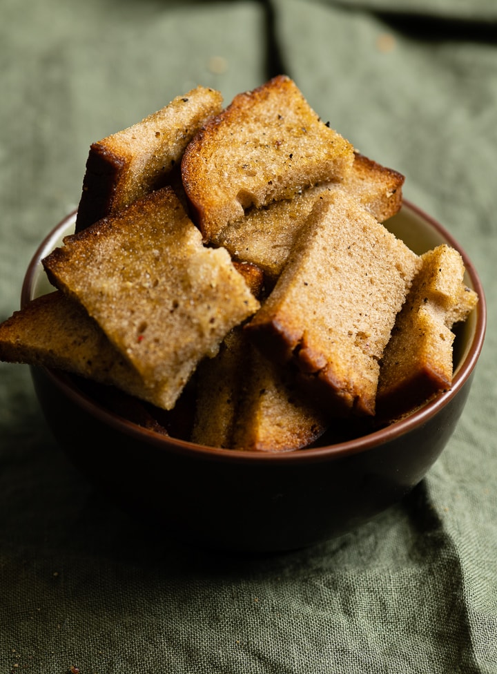 Brot Chips als einfaches Fingerfood.