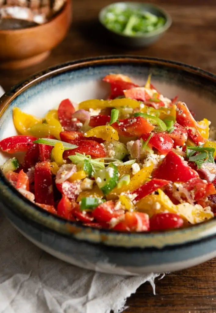 Der Paprikasalat mit Feta geht auch super als Salat zum Grillen.