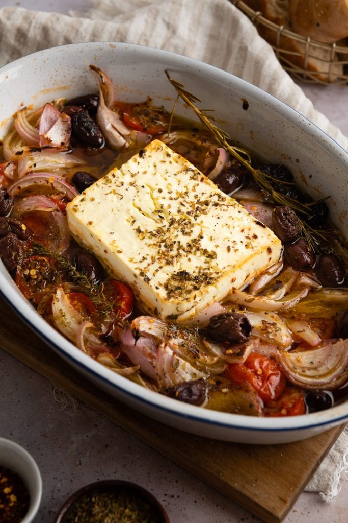 Ein griechischer Feta überbacken im Ofen mit Gemüse.