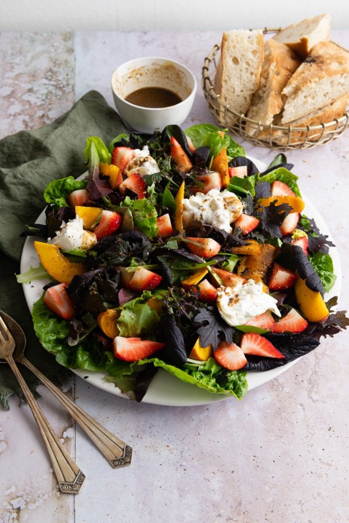 Der Sommersalat Mit Erdbeeren, Nektarinen & Burrata eignet sich auch hervorragend als schnelles Mittagessen.