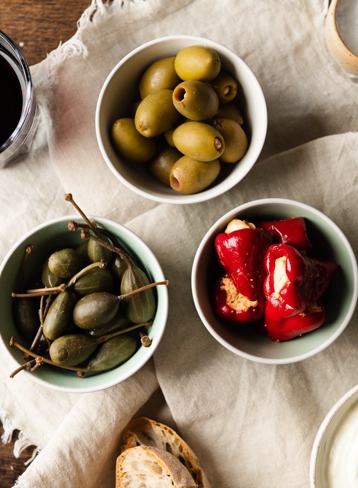 Gefüllte Paprika, Kapernäpfel und oliven als tapas.