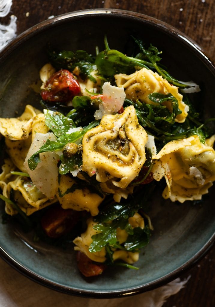 Der Italienische Tortellini Salat mit Pesto & Rucola eignet sich hervorragend als vegetarisches Gericht.