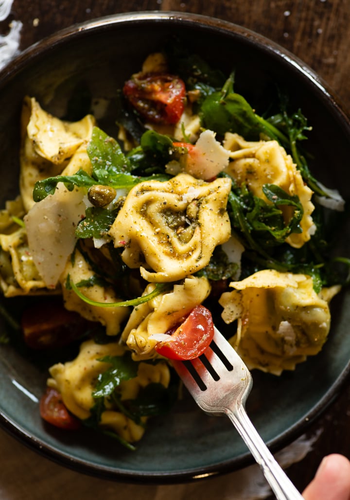 Italienischer Tortellini Salat mit Pesto & Rucola zum Grillen Italienischer Tortellini Salat mit Pesto & Rucola zum Grillen