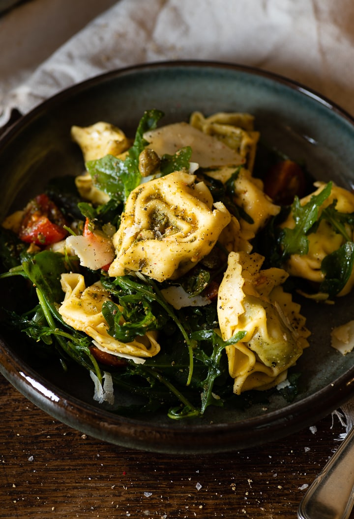 Italienischer Tortellini Salat mit Pesto & Rucola zum Grillen Italienischer Tortellini Salat mit Pesto & Rucola zum Grillen