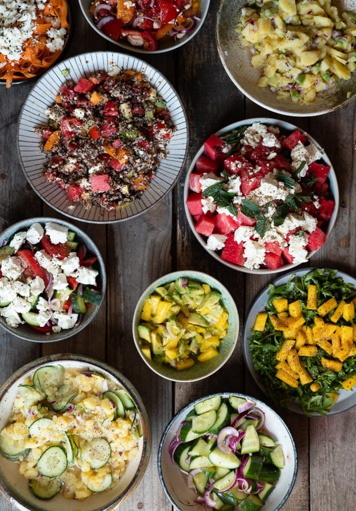 Alle 10 Salatideen inkl. dem Gurkensalat mit Essig und Öl auf dem Tisch.
