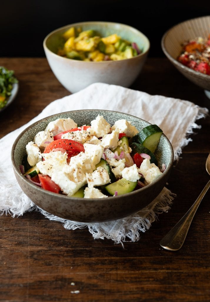 Ein griechischer feta salat auf dem Teller.