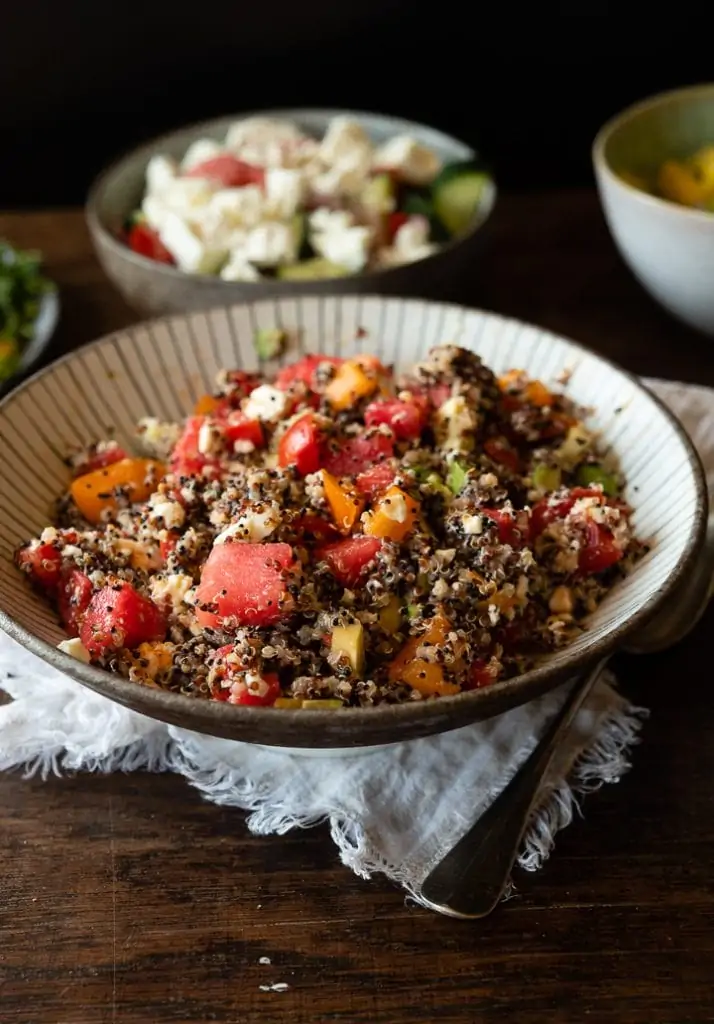 Der fertige Quinoa Salat mit Feta & Avocado auf dem Tisch.