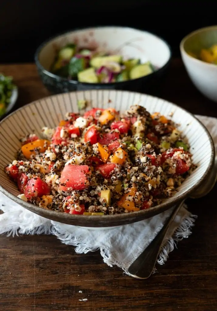 Ein quinoa salat mit feta in einem tiefen Teller.