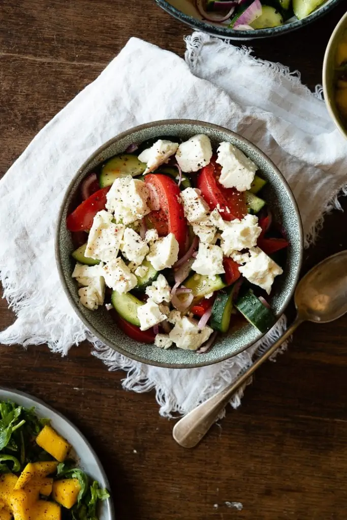 Griechischer Salat mit Feta zum vegetarischen Grillen.