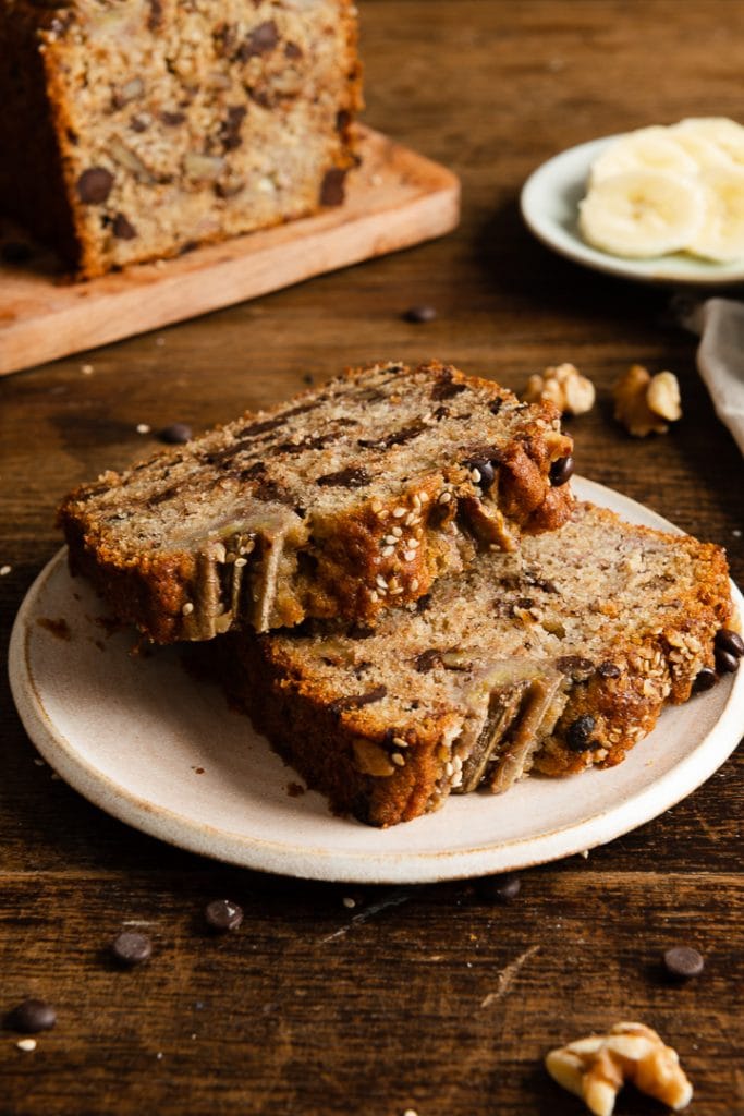 Das bananenbrot mit schokolade und Walnüssen ist gebacken und fertig zum servieren.