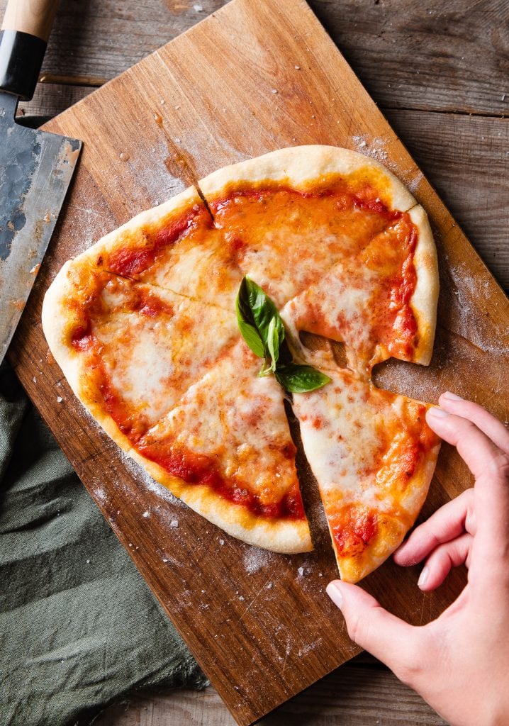 Der perfekte pizzateig für eine leckere italienische Pizza.
