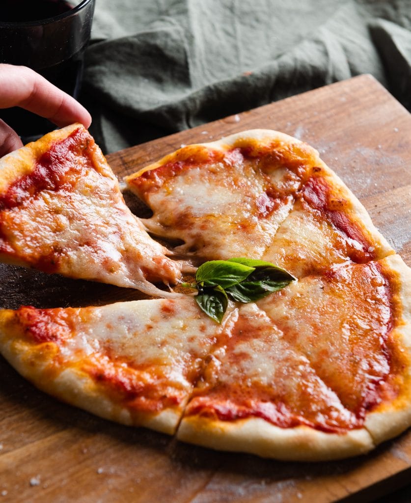 Ein Stück Pizza, saftig wie beim Italiener.