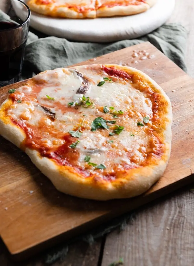 Der 24 Stunden Pizzateig, ergibt diese leckere Pizza auf dem Brett.