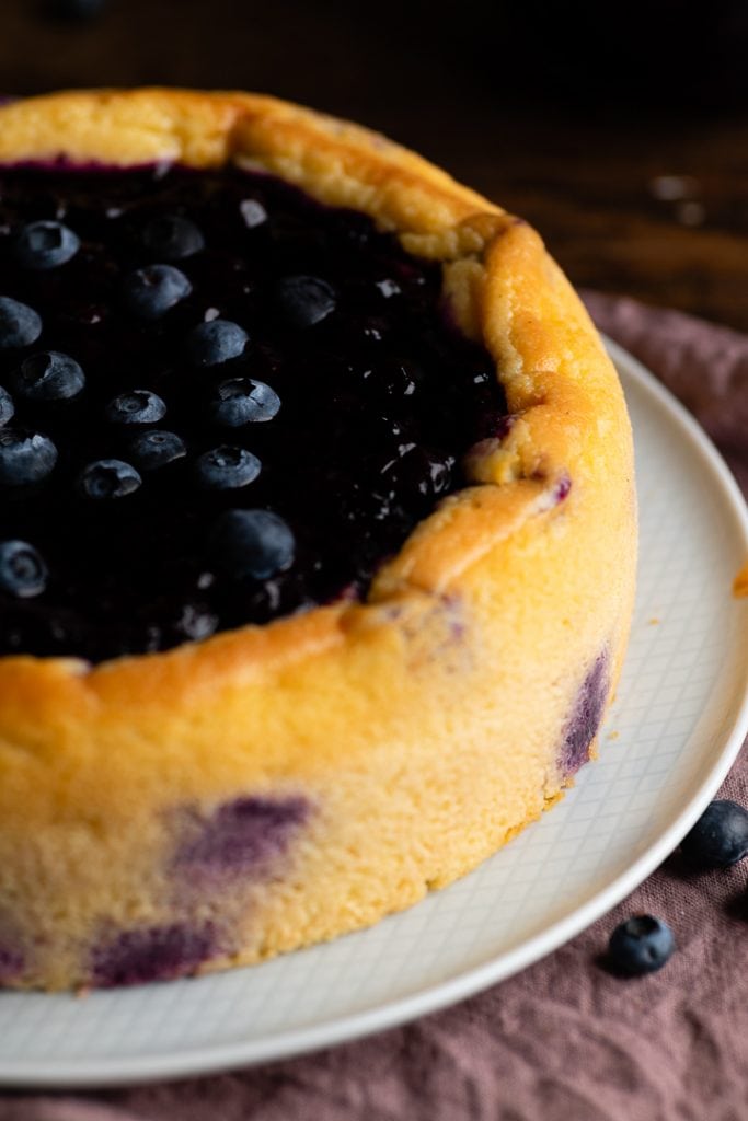Ein Teil des veganen blaubeer käsekuchens.