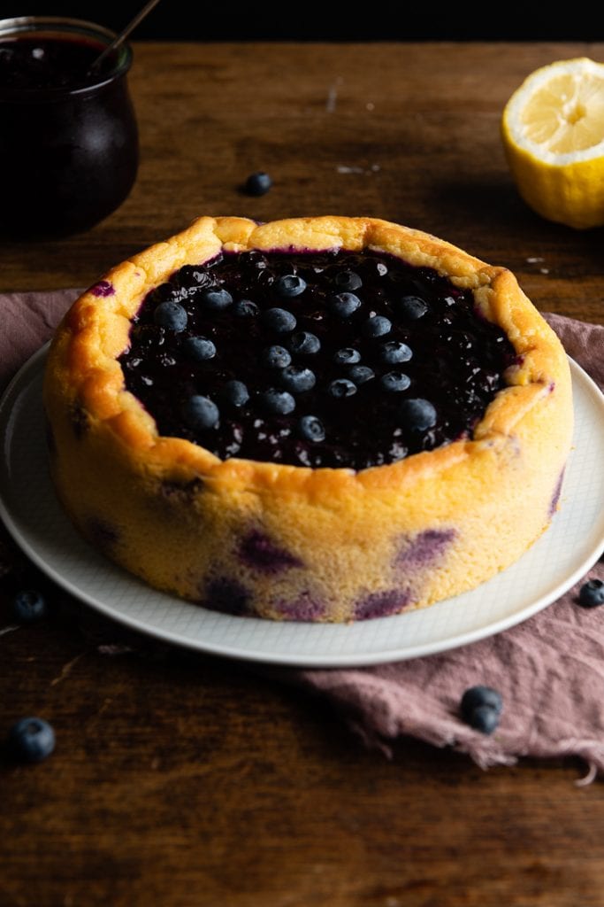 Der fertige vegane blaubeer käsekuchen auf einem Tisch.