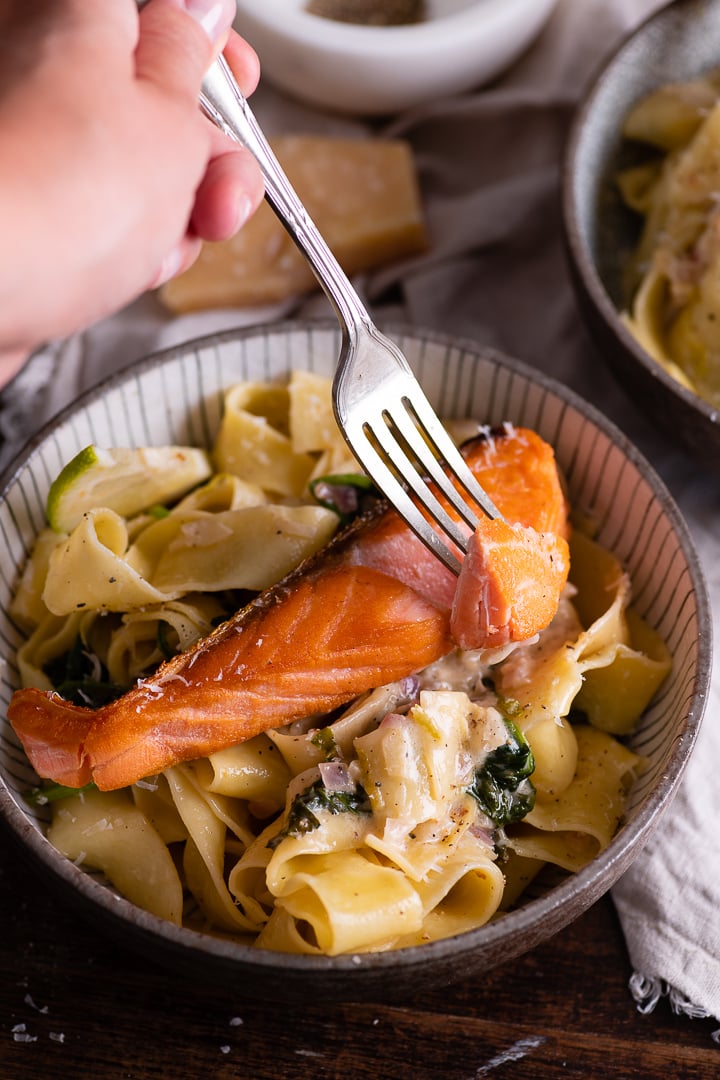 Leckere Bandnudeln mit Lachs, Spinat &amp; Sahne Soße (Lachsnudeln)