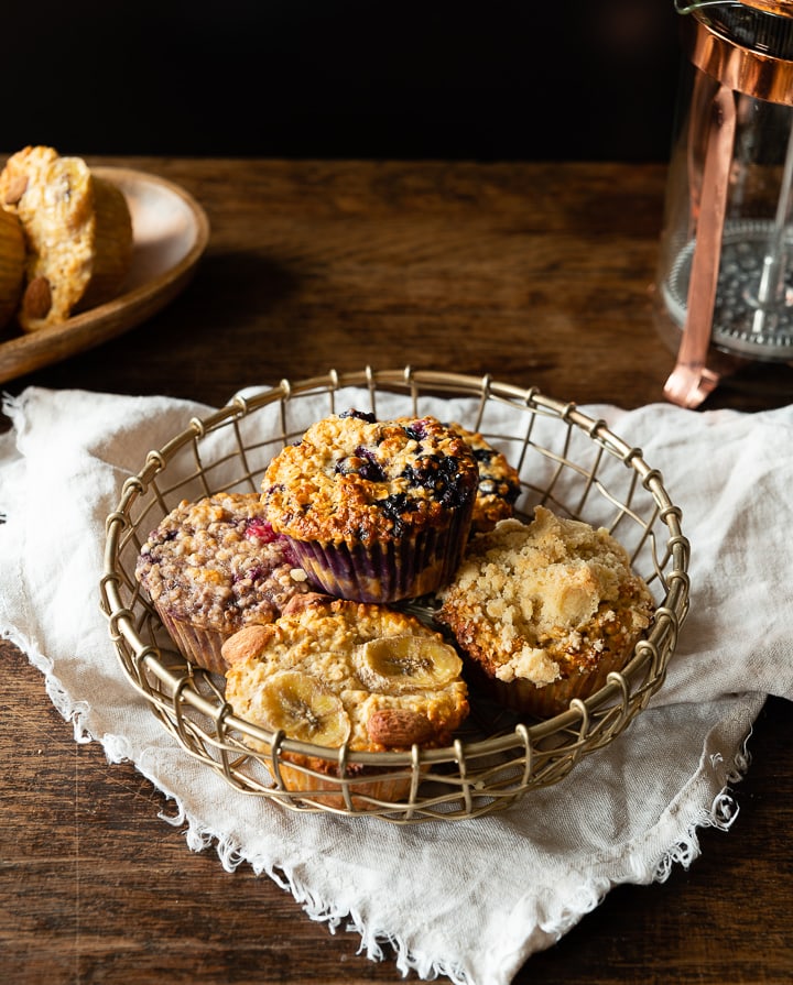 Die Frühstücksmuffins neben einer French Press zum Frühstück.