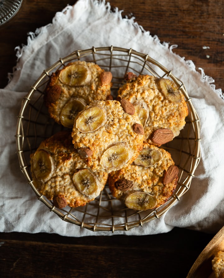 Frühstücksmuffins mit Banane auf dem Tisch.