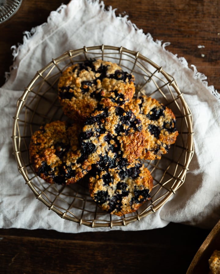 Blaubeer Frühstücksmuffins im Körbchen.